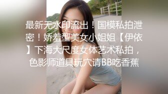 黑丝情趣装熟女嘴唇超级性感被架起来舔逼 一顿狂操后内射进骚逼里