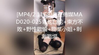 双飞名场面！清纯甜美00后美少女！躺沙发两个妹子轮流操，超嫩美穴流出白浆，幸福小哥让人羡慕