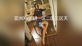 户外骚女【要找一夜情】野外帮别人锄地，野地尿尿露出会车上翘着屁股，很是诱惑喜欢不要错过