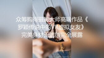 淫荡小骚货嘴里吃一根下面操，闭着眼睛搞得很舒服，两根屌怼脸撸，被尽情蹂躏