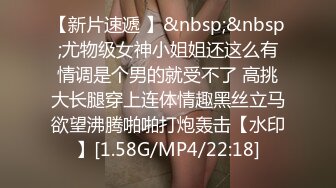 被大哥草服的小女人，全程露脸舔弄大鸡巴样子好骚，被大哥无套爆草，各种体位蹂躏抽插，射在肚子