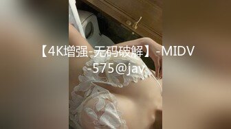 撸点极高的3P名场面，两个无敌清纯的超美萝莉，小哥想操谁就操谁，先操最漂亮的身材最棒的网袜小骚货萝莉 (1)