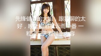 抄底穿黑色小皮鞋的大三学姐尿尿，看着清纯实际上应该是个欲女，