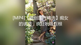 酒吧厕所偷拍到的高挑极品女神，这个酒吧里，个个都是美女