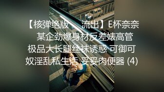 网红大奶极品女神的诱惑，全程露脸互动狼友撩骚不断，揉奶玩逼特写展示，要舔狼友大鸡巴，坐插道具呻吟可射