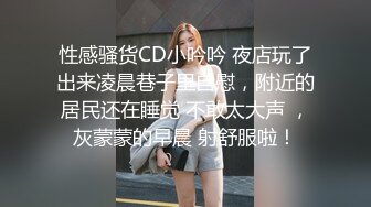 有纹身的小女人大白天伺候男友激情啪啪，奶子比心先洗干净再舔弄大鸡巴，让小哥玩着奶子各种抽插，呻吟可射