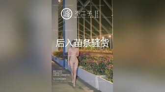 两个超嫩美少女，白皙屁股美乳嫩穴，约了个炮友轮流操，无毛粉嫩小穴，骑乘位猛操，扶细腰后入