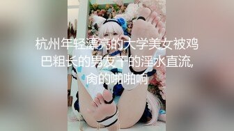 年轻女主播穿性感比基尼，假屌深喉特写，再道具自慰，坐在马桶上道具插入阴道