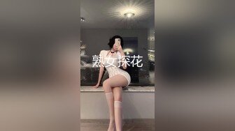 极品身材的大长腿美女洗完澡出来换衣服虽然她很小心谨慎但还是让我拍到了她的大黑鲍