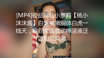 窗外TP眼镜美少妇洗完澡裸身抹乳液