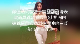 考试没考好，短发呆萌学生妹被俩社会小青年带回家啪啪安慰，床单都搞湿了