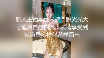 偷偷跟踪高中情侣在公厕当四脚兽 两人干的忘我没注意被人偷拍