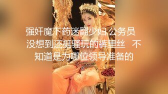 大型商业中心一路抄底多位极品少妇 还有一位不穿内裤的美少妇 (1)