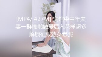 性感篮球宝贝比基尼制服几天不操，趴在桌子上，撅起小屁股把她粉嫩的小穴塞满！