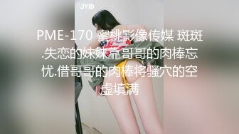 八月新流出厕拍大神潜入纸箱厂女厕全景近距离后拍??开叉牛仔裤厂花人美逼嫩