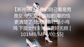 《魔手外购极品CP》快餐店女厕定点全景偸拍络绎不绝的小姐姐方便，几款阴毛挺性感，小美女抠逼闻闻味儿 (3)