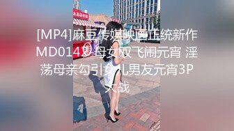 办公楼女厕全景偷拍高跟美女同事的肥美大鲍鱼