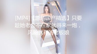 穿上我给她买的小裤衩，拿脚捅她，舒服