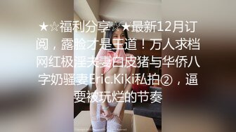 欠操的小少妇黑丝露脸跟蒙面大哥在床上激情啪啪，配合大哥各种体位爆草蹂躏，浪叫呻吟