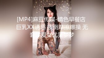 新来的清纯小美女和好姐妹在一张床上被大哥调教，扒光了揉奶玩逼，带上套子就是疯狂抽插爆草，射完了还抠逼