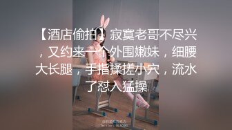 黑框眼镜短发御姐美少妇,性感白色小吊带根本遮不住大奶子,内内壹脱已湿透