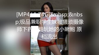 窗户缝偷窥对面楼的美女洗澡刮毛