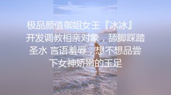 带着高颜值嫩妹沙滩散步,旁边都是人,撩起上衣就露出壹对大白兔,找个角落吃JJ