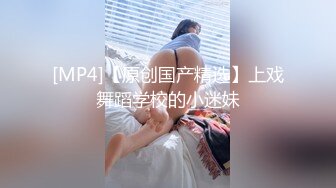 航空美女模特颜值很高身材很棒激情大秀直播诱惑狼友，黑丝露脸互动撩骚，撅着屁股掰开骚穴特写，道具抽插