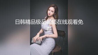 风衣牛仔裤美少妇