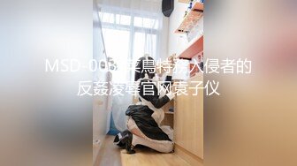 商场女厕全景偷拍两个美女的肥鲍鱼 卧槽!无意中发现还有一个小伙也在趴下看美女的B