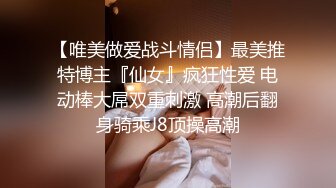 身材不错的富姐和私人健身教练锻炼完脱光光在豪宅客厅对着镜子做爱