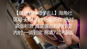 紧身裹胸高挑大长腿小姐姐趴在鸡巴上不停吞吐舔吸