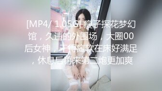 三个小嫩逼全程露脸慢慢脱光揉奶玩逼，让好姐妹吃奶舔逼，假鸡巴内裤互草