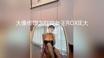 全景厕拍素花连衣裙美女 镜子反光照亮了美鲍鱼和肥美的阴唇