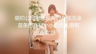 最新全镜偷窥长裙美女嘘嘘