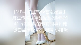 淫妻 绿帽就翘着二郎腿默默欣赏高颜值娇妻 翘起大屁屁上下嘴伺候着两根棒棒 这心境真不错