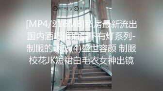 夫妻交换群聚会，两对夫妻酒店约炮淫乱4P还一边手机拍照留念