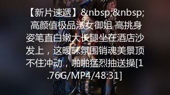 黑发人妖沙发上给男优做毒龙舔湿在操爆菊干够了做在大JJ上插入自己的屁眼里就是玩