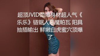 科技园女厕破洞牛仔棕高跟短发美妞,肥嫩的微毛长穴缝磨起来特爽