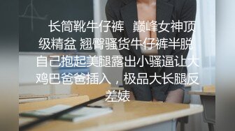 女学生在被占用的厕所前尿尿 (1)