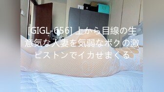 情趣酒店胸前纹身社会哥带漂亮小女友操逼进来就脱掉衣服